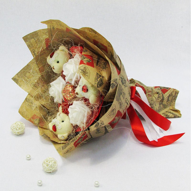 Букет з іграшок Ведмедики 3 з трояндами в бумазі 