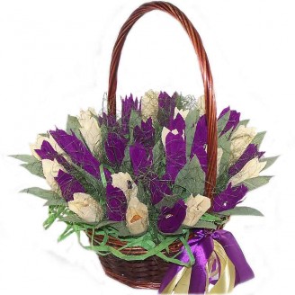 Букет з цукерок Кошик з тюльпанами 