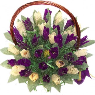 Букет з цукерок Кошик з тюльпанами 