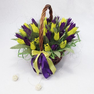 Букет з цукерок Кошик з тюльпанами 