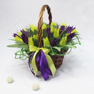 Букет з цукерок Кошик з тюльпанами 