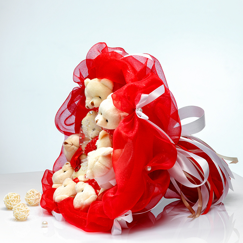 Букет з іграшок Ведмедики 11 з сердечком в червоно-білому 